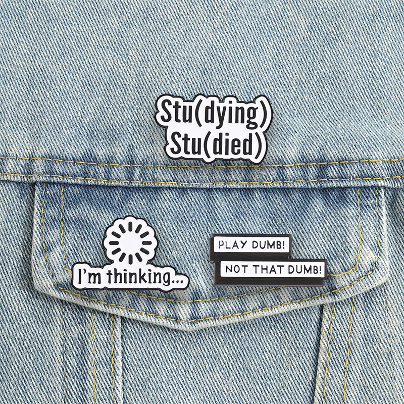 Embroidery Letter M - Sarcastische citaten van studenten Emaille pins