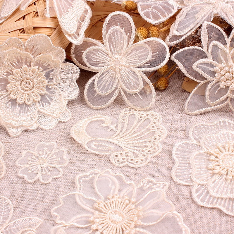 Embroidery Letter M - Beige Kant Pauw Vlinder Patches voor