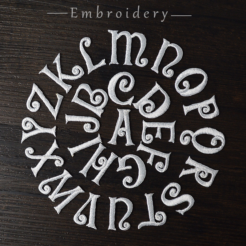 Embroidery Letter M - Prachtige Engelse letter cake roos bloem