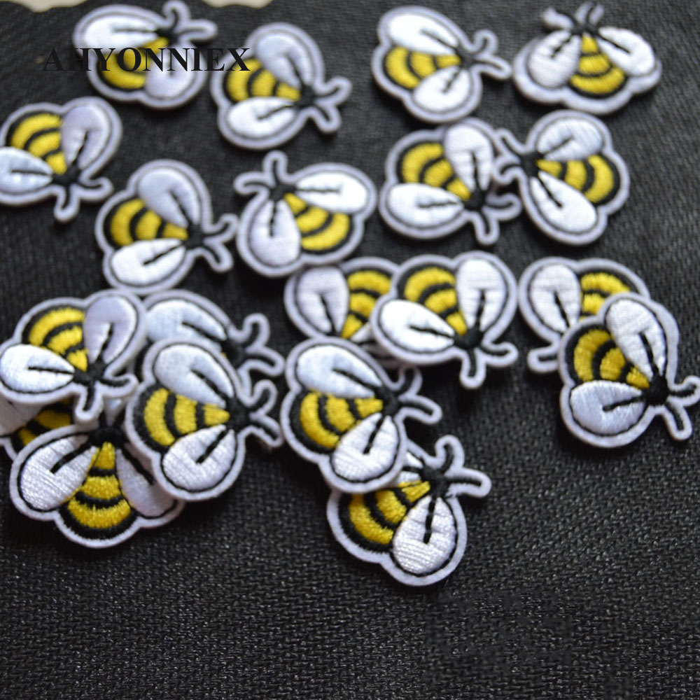 10 stks/partij Kleine Gele Bee - Embroidery Letter M recensie en prijs