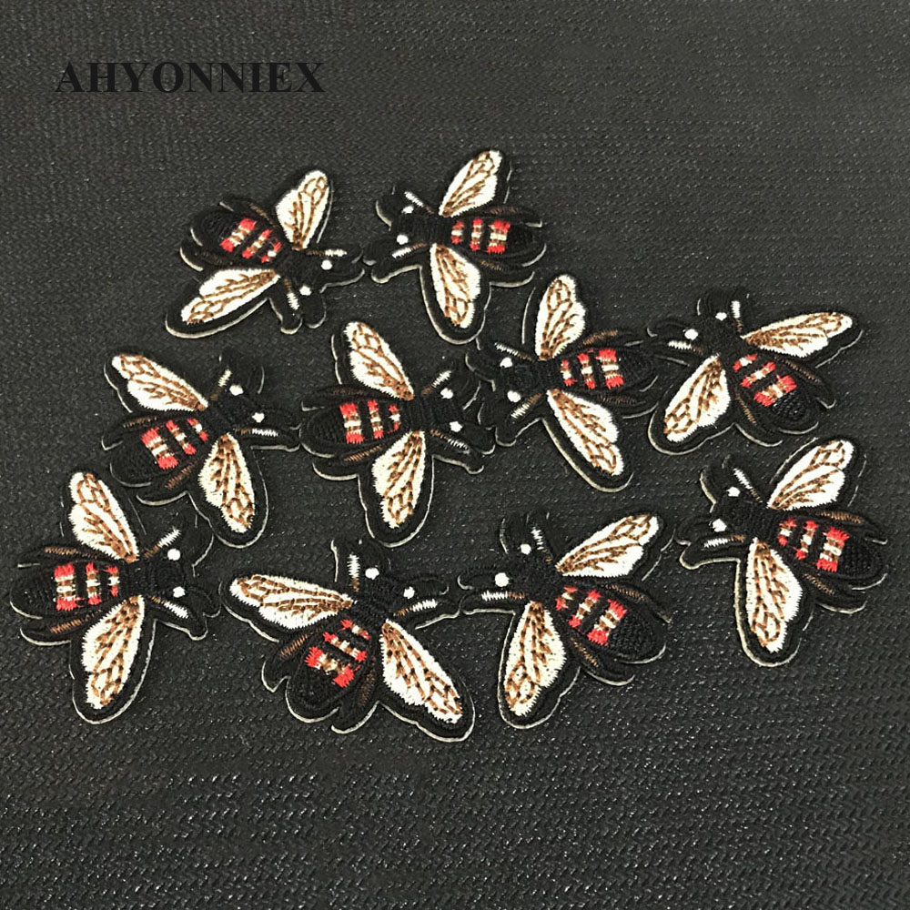 10 stks/partij Kleine Gele Bee - Embroidery Letter M recensie en prijs
