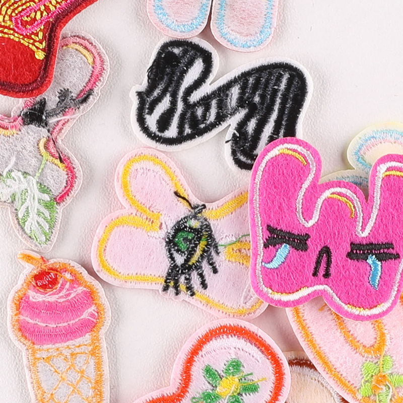 26 stks/bulk sets brief patch  - Embroidery Letter M recensie en prijs